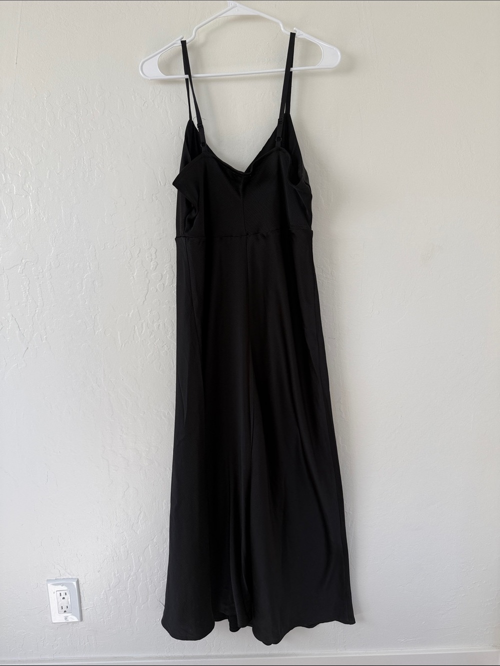 Sofia Vergara Elegant Black Slip Dress with Spaghetti Straps and Sweetheart Neck - Picture 2 of 5